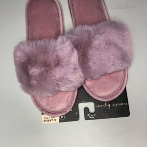 Nanette Lepore NWT Memory Foam Slipper
Size X-Large Pink indoor outdoor Sole.